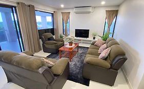 Lovely 4-Bedroom Holiday Home With Free Parking.